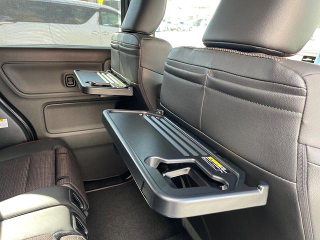 後席には左右パーソナルテーブル完備しています！