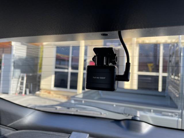 ヴェゼル ｅ：ＨＥＶ　Ｚ　本土車両　ワンオーナー車　ギャザス純正９インチナビ　フルセグＴＶ　ＣａｒＰｌａｙ　Ｂｌｕｅｔｏｏｔｈ　ＥＴＣ２．０　バックモニター　パワーバックドア　ワイヤレス充電　ブラインドスポットモニター（21枚目）