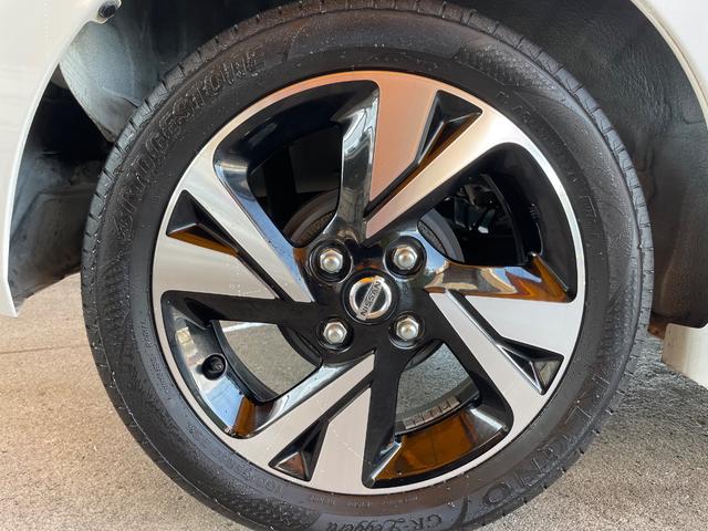 最上位モデル専用デザイン純正１５インチアルミホイル完備しています！