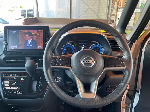 最上位モデル専用デザイン本革ステアリング＆リモコン完備しています！