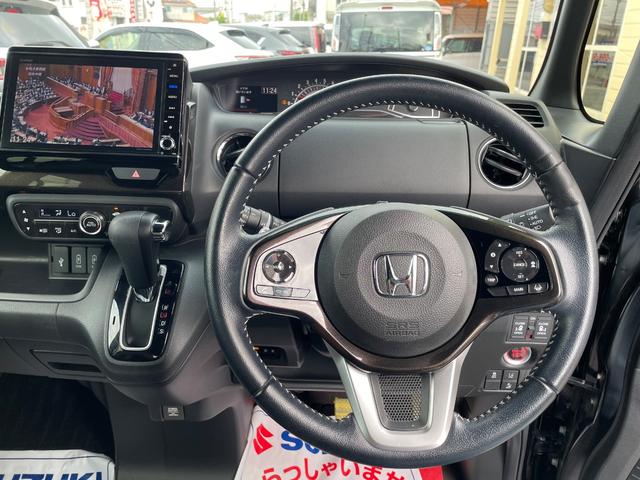 最上位モデル専用デザイン本革ステアリング＆リモコン完備しています！