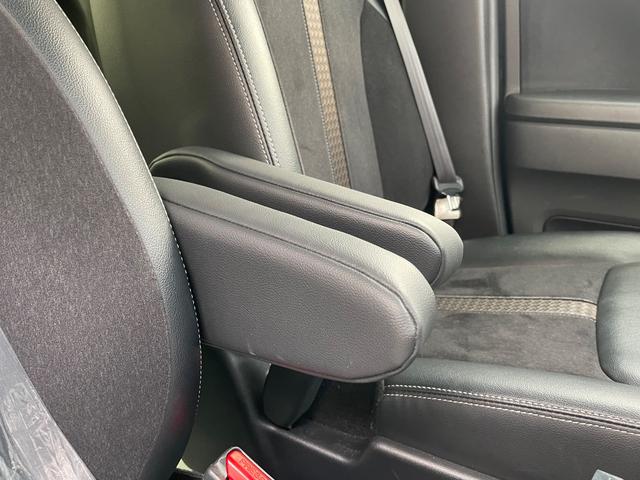 ＥＸグレードは運転席＆助手席共にアームレストが両方にありますので重宝致します！
