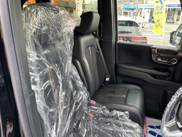 最上位モデル専用デザインハーフレザーシート完備しています！