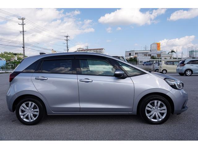 フィット e:HEVベーシック 純正ナビ スマートキー、ETC、リアカメラ、カーナビ、オーディオCD、フロアマット、ドアバイザー 内地仕入れ 防錆済 カーテンエアバッグ USBポート Rカメ アイドリングストップ LEDヘッド(4枚目)