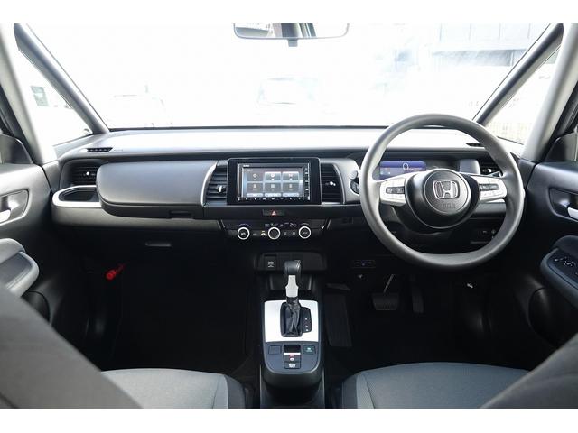 フィット e:HEVベーシック 純正ナビ スマートキー、ETC、リアカメラ、カーナビ、オーディオCD、フロアマット、ドアバイザー 内地仕入れ 防錆済 カーテンエアバッグ USBポート Rカメ アイドリングストップ LEDヘッド(15枚目)