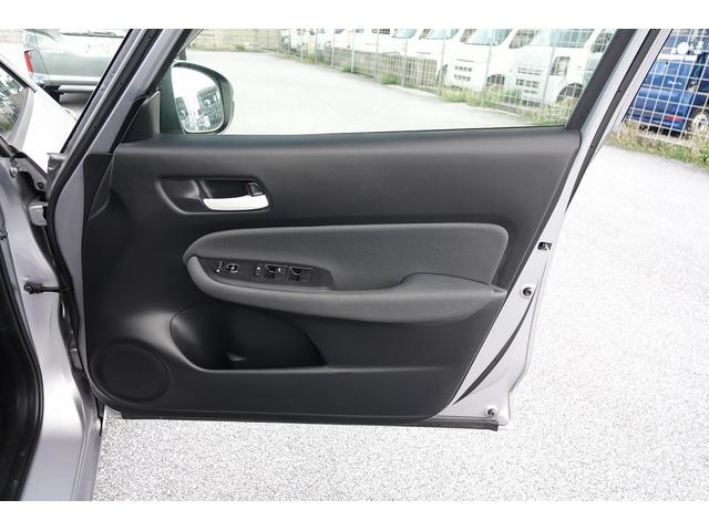 フィット e:HEVベーシック 純正ナビ スマートキー、ETC、リアカメラ、カーナビ、オーディオCD、フロアマット、ドアバイザー 内地仕入れ 防錆済 カーテンエアバッグ USBポート Rカメ アイドリングストップ LEDヘッド(41枚目)