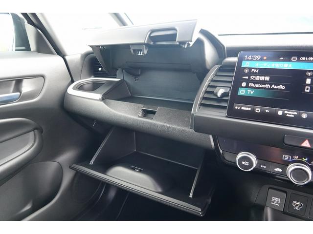 フィット ｅ：ＨＥＶホーム　ＦＯＰナビ　ドラレコ　スマートキー、ＥＴＣ、リアカメラ、カーナビ、オーディオＣＤ、ＴＶ、フロアマット、ドアバイザー　内地仕入れ　防錆済　助手席エアバッグ　運転席エアバッグ　アイドリングストップ　ＡＢＳ（42枚目）