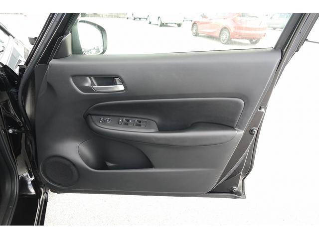 フィット ｅ：ＨＥＶホーム　ＦＯＰナビ　ドラレコ　スマートキー、ＥＴＣ、リアカメラ、カーナビ、オーディオＣＤ、ＴＶ、フロアマット、ドアバイザー　内地仕入れ　防錆済　助手席エアバッグ　運転席エアバッグ　アイドリングストップ　ＡＢＳ（44枚目）