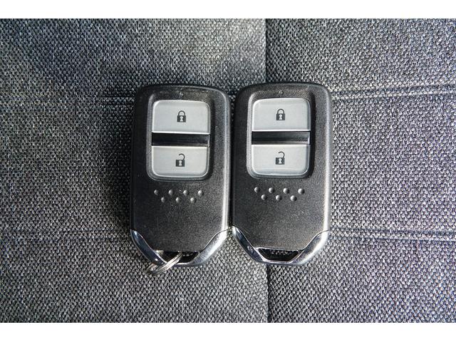 フィット ｅ：ＨＥＶホーム　ＦＯＰナビ　ドラレコ　スマートキー、ＥＴＣ、リアカメラ、カーナビ、オーディオＣＤ、ＴＶ、フロアマット、ドアバイザー　内地仕入れ　防錆済　助手席エアバッグ　運転席エアバッグ　アイドリングストップ　ＡＢＳ（45枚目）