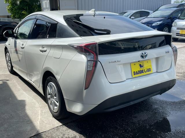 プリウス Ｓ　セーフティセンス／クルーズコントロール／レーンキーピングアシスト／純正９インチＳＤナビ／フルセグ／ＤＶＤ／Ｂｌｕｅｔｏｏｔｈ／ＨＤＭＩ／純正ＥＴＣ／フォグランプ／スマートキー／２か年車検／点検整備（6枚目）