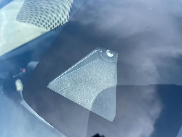 プリウス Ｓ　セーフティセンス／クルーズコントロール／レーンキーピングアシスト／純正９インチＳＤナビ／フルセグ／ＤＶＤ／Ｂｌｕｅｔｏｏｔｈ／ＨＤＭＩ／純正ＥＴＣ／フォグランプ／スマートキー／２か年車検／点検整備（10枚目）