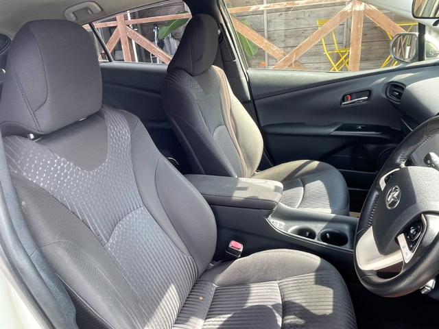 プリウス Ｓ　セーフティセンス／クルーズコントロール／レーンキーピングアシスト／純正９インチＳＤナビ／フルセグ／ＤＶＤ／Ｂｌｕｅｔｏｏｔｈ／ＨＤＭＩ／純正ＥＴＣ／フォグランプ／スマートキー／２か年車検／点検整備（12枚目）