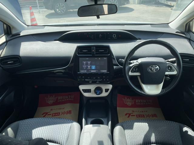 プリウス Ｓ　セーフティセンス／クルーズコントロール／レーンキーピングアシスト／純正９インチＳＤナビ／フルセグ／ＤＶＤ／Ｂｌｕｅｔｏｏｔｈ／ＨＤＭＩ／純正ＥＴＣ／フォグランプ／スマートキー／２か年車検／点検整備（13枚目）