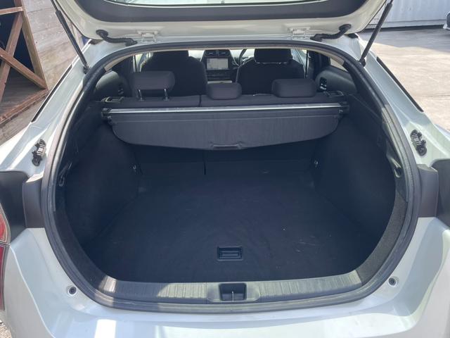 プリウス Ｓ　セーフティセンス／クルーズコントロール／レーンキーピングアシスト／純正９インチＳＤナビ／フルセグ／ＤＶＤ／Ｂｌｕｅｔｏｏｔｈ／ＨＤＭＩ／純正ＥＴＣ／フォグランプ／スマートキー／２か年車検／点検整備（20枚目）