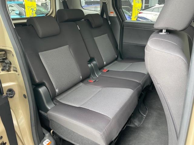 ファブリックを用いた薄く軽快な水平基調のインストルメントパネルを装備し、アッパー部前端から左右のドアベルトラインへのシームレスな繋がりによって、室内空間の広がりと車両感覚のつかみやすさをサポートする