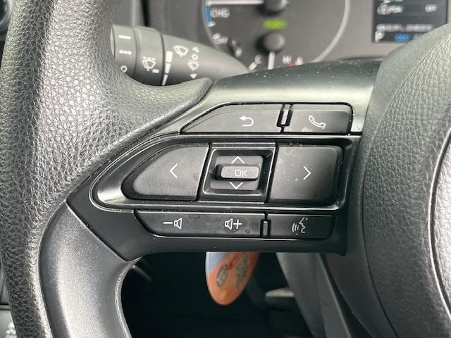 ステアリングスイッチ（音量調整／チャンネル切り替え／ソース切り替え）