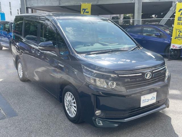 外観においては、ネッツエンブレムを強調した、ヘッドランプと連続する上下二段構成のフロントグリル