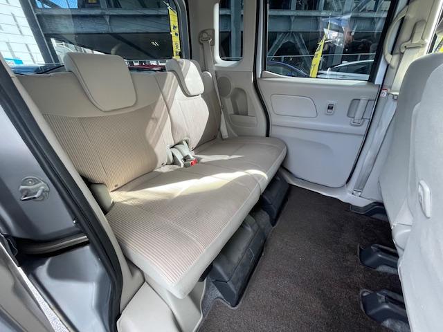 軽ハイトワゴンらしい広々としたリアシート
