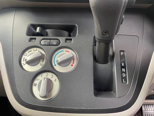 シンプルで使いやすいシフト＆エアコン操作パネル