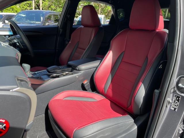 安全面においては、レクサス初導入の左右確認サポート付パノラミックビューモニターや夜間にコーナーの先を広く照らすＬＥＤコーナリングランプなどが、ドライバーの安全運転をサポート