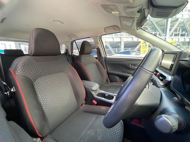 転席側に向けて配置された操作パネル類、左手を伸ばした自然な位置に配置したシフトレバー