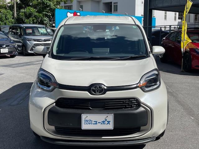 コンパクトな５人乗りで、両側スライドドアを持つミニバン