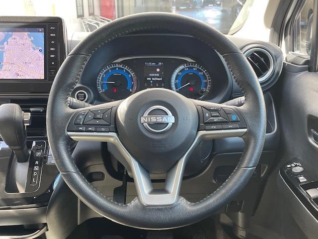 インテリアは、「ハイウェイスター　Ｘ」シリーズに、ブラウン系とブルー系の混色配合で作った深みのあるブラックのトリコット地にエンボス加工を施したシート地を採用し、表情豊かなしつらえとした