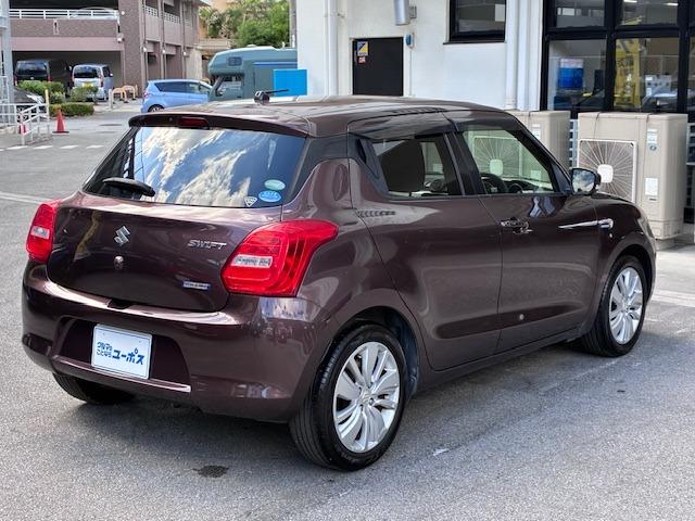 ピラーをブラックアウトした一体感のあるガラスエリアとし、リヤドアハンドルをＣピラーガーニッシュに配置することで、２ドアクーペのようなスタイリッシュなサイドビューとした