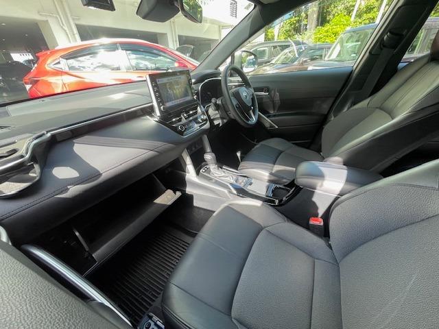 インテリアは、インストルメントパネルからドアトリムにかけて連続性のあるデザインで室内空間に広がりが感じられるほか、室内照明は全てＬＥＤを採用