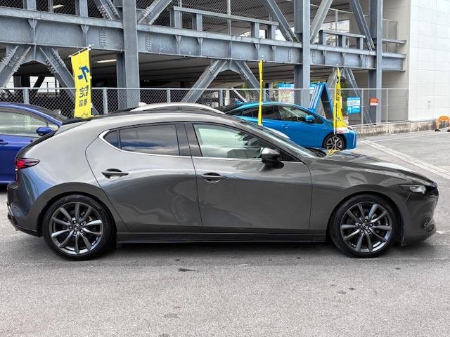 スピード感のあるルーフと力強いＣピラー造形が表現するキャビンとボディが放つ、一つの塊のような存在感で、見る人に独創的で刺激的なライフスタイルを予感させる