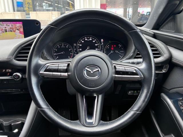 コックピットにある操作機器、情報などすべての要素をドライバー中心に左右対称に配置し、同時にそれらがドライバーに正対する造形とすることで、人とクルマの一体感を向上させた