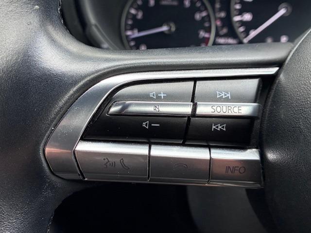 ステアリングスイッチ（音量調整／チャンネル切り替え／ソース切り替え）