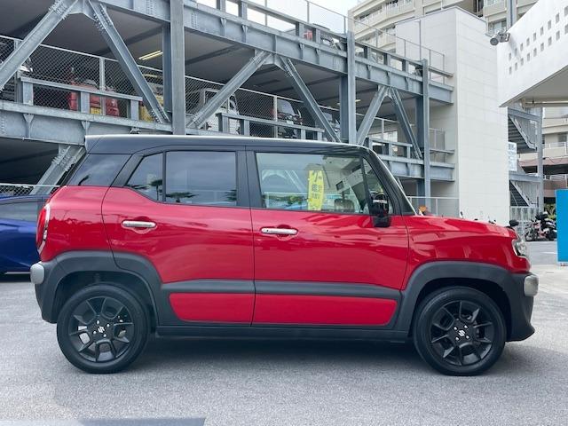 エクステリアは、柔らかみのあるヘッドランプ・グリル形状で親しみやすいフロントデザイン