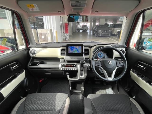 インパネとドアトリムに、アイボリー色のカラーパネルを採用。