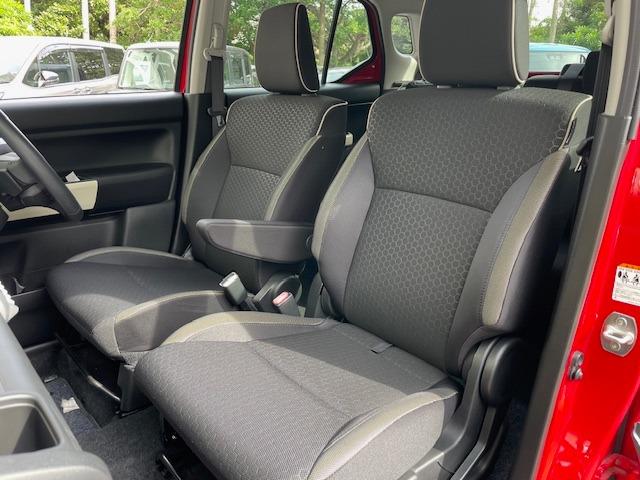 エンジンを切って運転席ドアを開けると自動でヘッドランプを消灯する、ライト自動消灯システムをスズキ小型車で初めて採用。