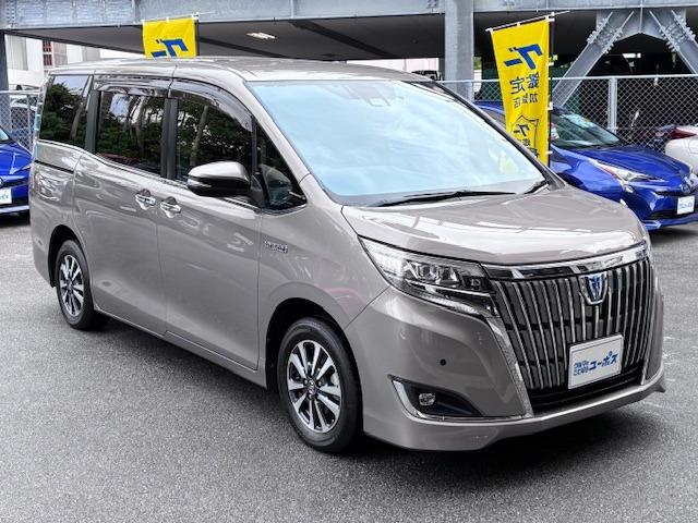 フロントグリルの横幅を拡大するとともに、めっきバーをセンター部分は太くサイド部分は細く、間にシルバーの樹脂を挟むことで立体感を付与し、高級感や堂々感を一層強化した