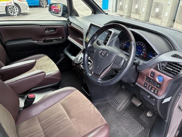 インテリアは、助手席シートバックに格納式テーブル（カップホルダー２個付）とインストルメントパネルのセンターロア部に、充電用ＵＳＢ端子２個を全車標準装備する