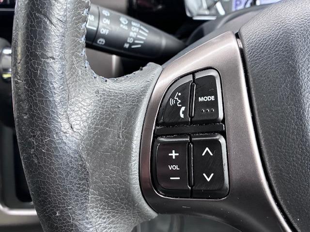 ステアリングスイッチ（音量調整／チャンネル切り替え／ソース切り替え）