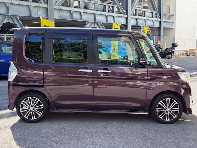 両側スライドドアのため、隣の車両との距離が近い駐車場などの狭い場所でも、お子様も安心して乗り降りが可能