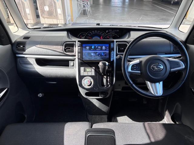 センターメーターによるフラットなインパネ上面で広さ感を表現