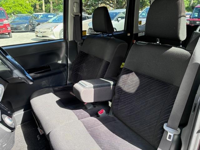 大きな荷物もミラクルオープンドアと助手席ロングスライドによる広大な間口からラクな姿勢で積載が可能