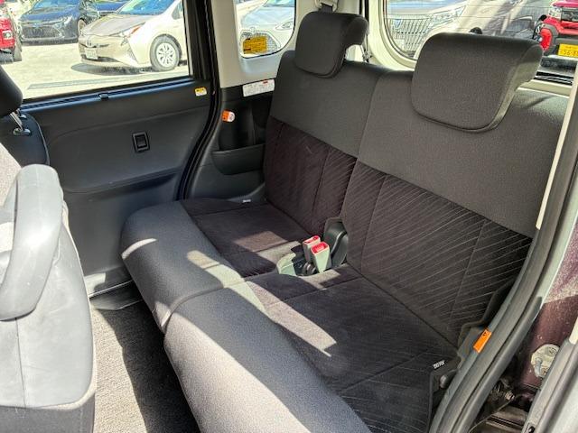 後席下部の出っ張り部分をなくし、広大なフラットスペースを確保