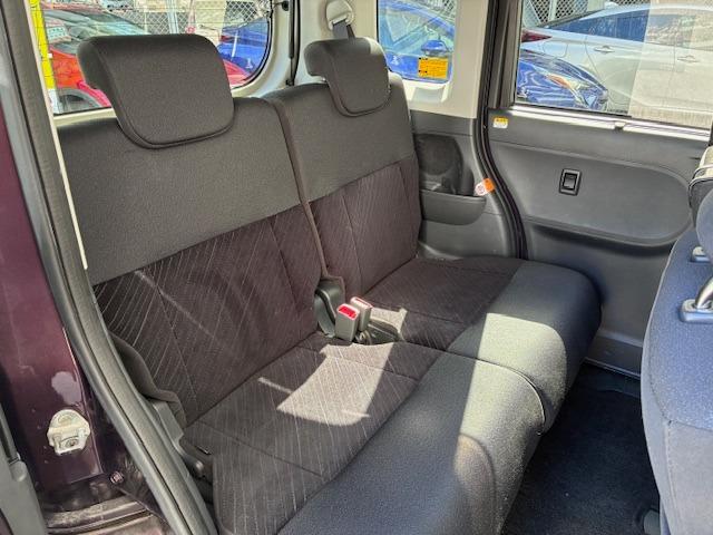 専用表皮を使用した大型ソファ風のベンチシートでデラックス空間を演出