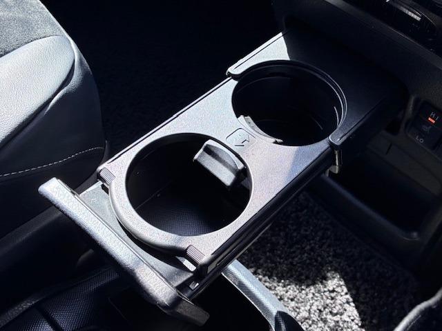 エスクァイア Ｇｉ　プレミアムパッケージ　ブラックテーラード　ＯＰ５年保証対象車　純正１０インチナビ　純正フリップダウンモニター　トヨタセーフティーセンス　両側パワースライドドア（32枚目）