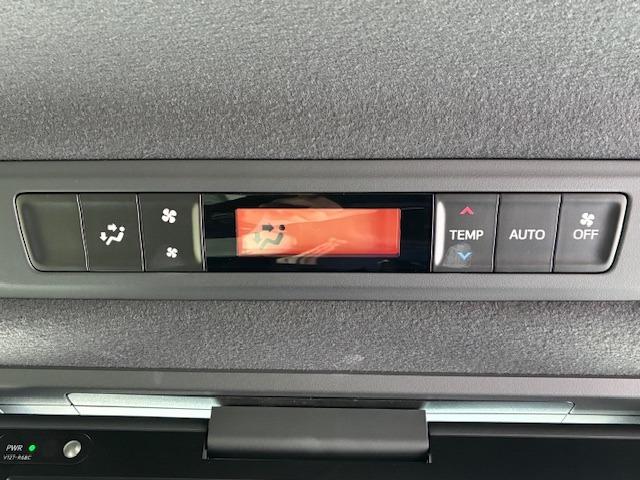 エスクァイア Ｇｉ　プレミアムパッケージ　ブラックテーラード　ＯＰ５年保証対象車　純正１０インチナビ　純正フリップダウンモニター　トヨタセーフティーセンス　両側パワースライドドア（50枚目）