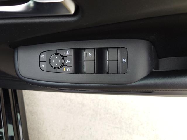 パワーウィンドウのスイッチですよ。運転席に居ながら窓を開け閉めのコントロールできますよ。