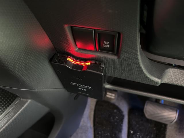 両側電動スライドドア装備！運転席よりボタン一つで開閉可能でございます。