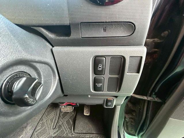 パワースライドドア装備でドアの開閉もスイッチ一つでとても簡単です。スライドドアは坂道では大人でも重くなる事があるので老若男女問わず人気の装備ですよ。