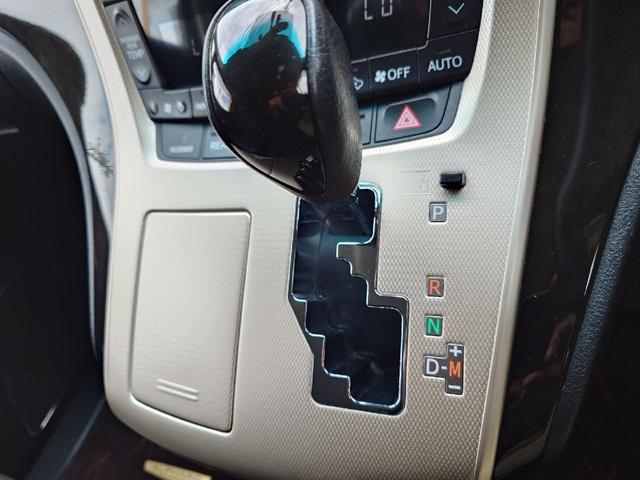 アルファード ２４０Ｓ　タイプゴールド　ＥＴＣ　ナビ　ＴＶ　クリアランスソナー　オートクルーズコントロール　両側電動スライドドア　オートライト　ＨＩＤ　電動リアゲート　スマートキー　電動格納ミラー　後席モニター　３列シート　オットマン（6枚目）