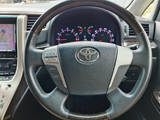 アルファード ２４０Ｓ　タイプゴールド　ＥＴＣ　ナビ　ＴＶ　クリアランスソナー　オートクルーズコントロール　両側電動スライドドア　オートライト　ＨＩＤ　電動リアゲート　スマートキー　電動格納ミラー　後席モニター　３列シート　オットマン（16枚目）